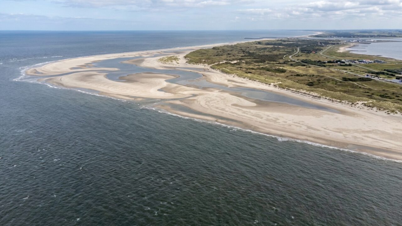 País usa 21,5 milhões de metros cúbicos de areia para formar península artificial que protege a costa do avanço do mar