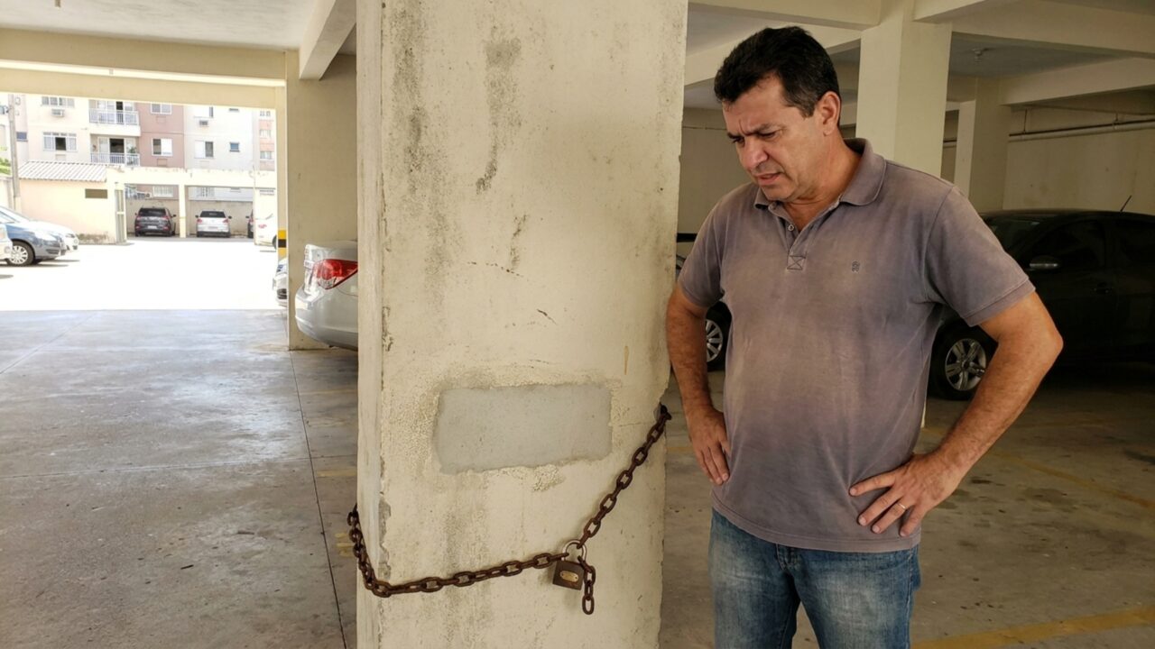 Síndico manda retirar bicicleta enferrujada presa havia anos na garagem, mas morador reaparece dizendo que o objeto era antigo, tinha valor e nunca havia autorizado seu descarte