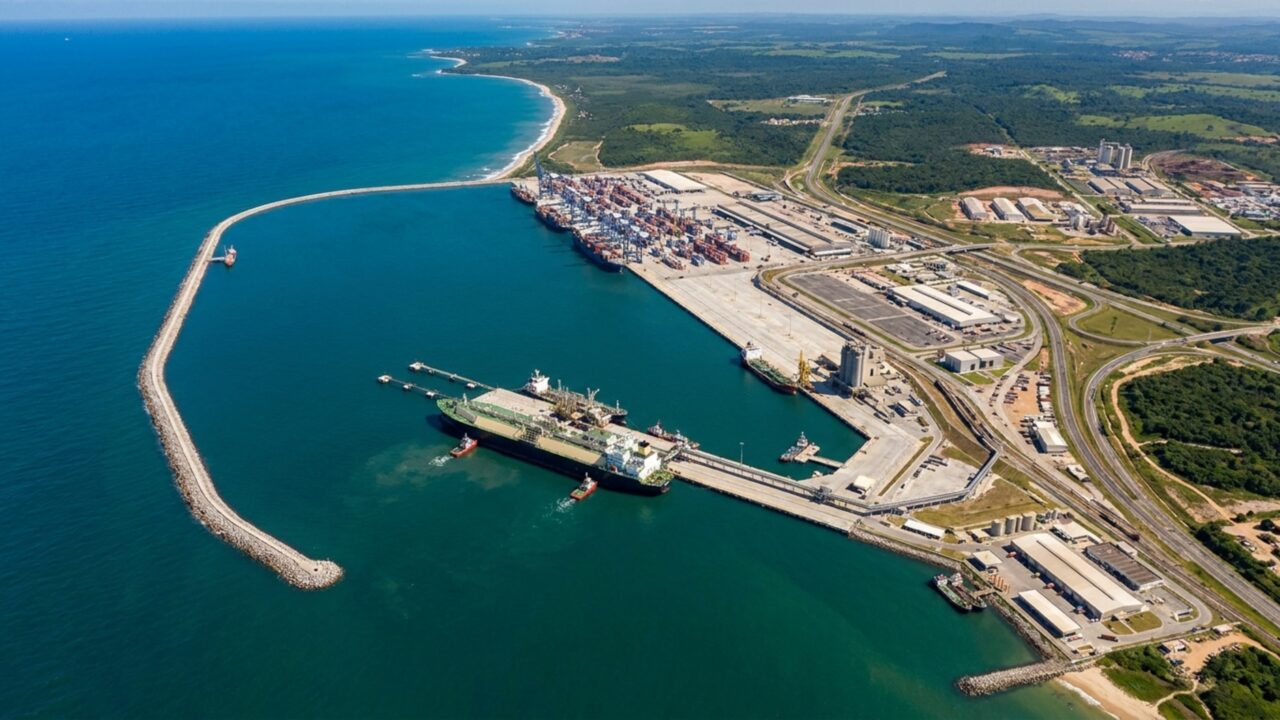 Megaporto de 20 milhões de m² avança no litoral brasileiro com 10 km de píeres e profundidade de 25 metros para receber navios de até 400 mil toneladas