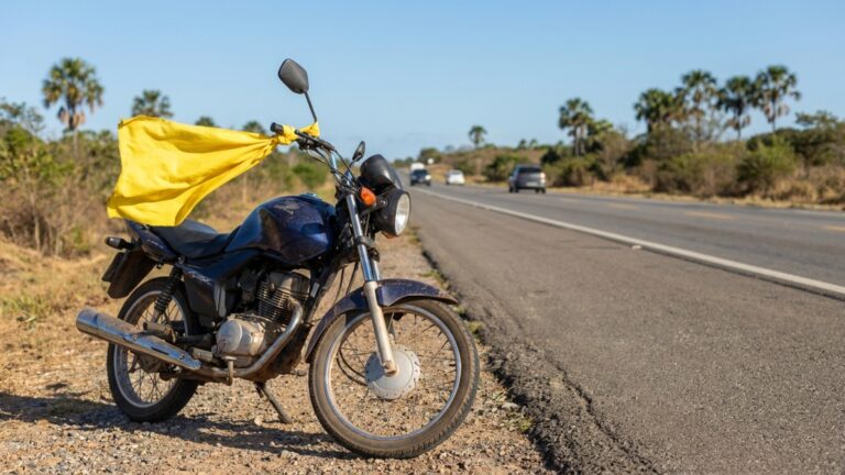 O que significa um pano amarelo no guidão de uma moto parada na estrada