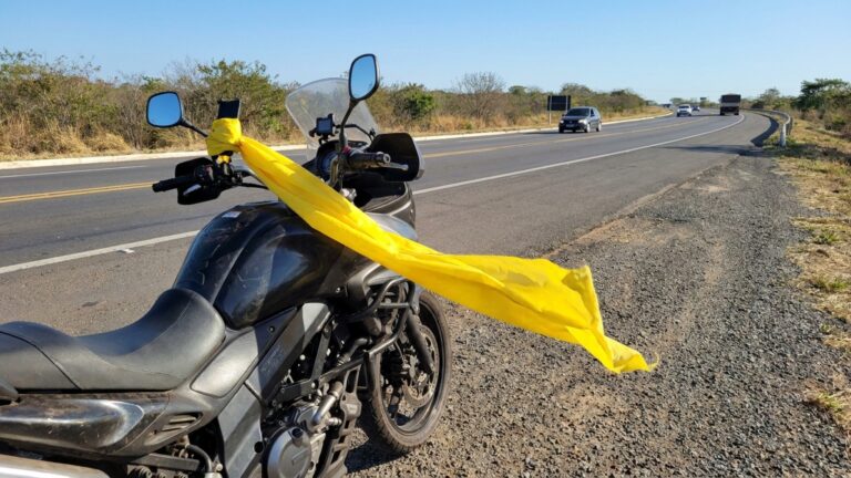 O que significa um pano amarelo no guidão de uma moto parada na rodovia