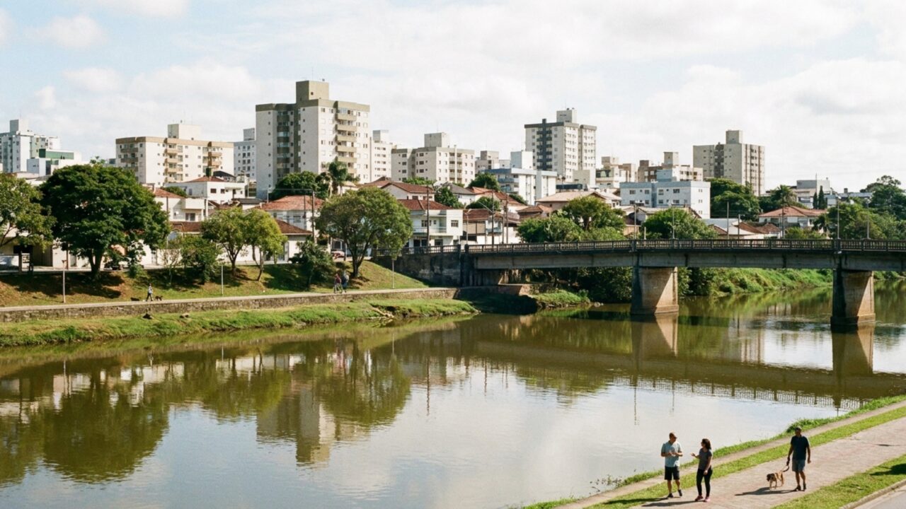 A cidade que aparece como 3ª melhor de Santa Catarina para fazer negócios, atrás só de Florianópolis e Itajaí: a Cidade Azul que cresceu com a primeira ferrovia do estado
