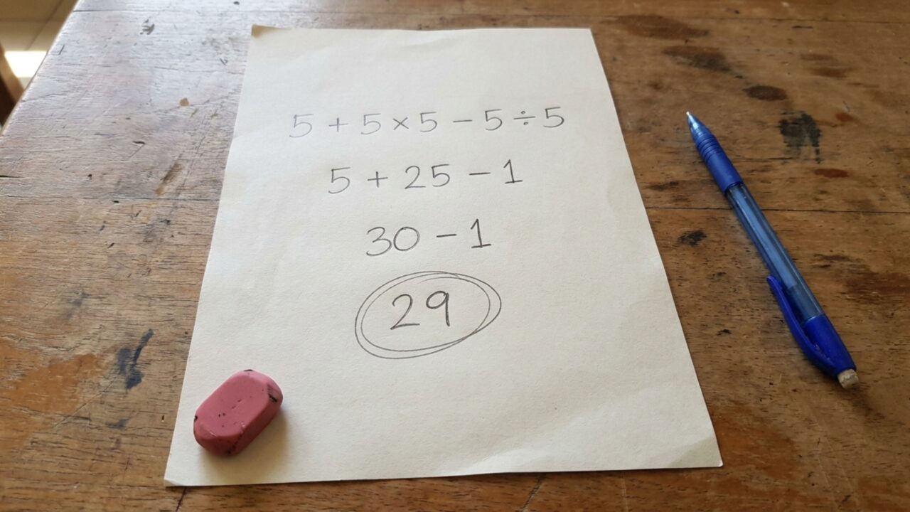 Resolva 5 + 5 × 5 − 5 ÷ 5 e teste se você consegue chegar ao resultado correto sem calculadora