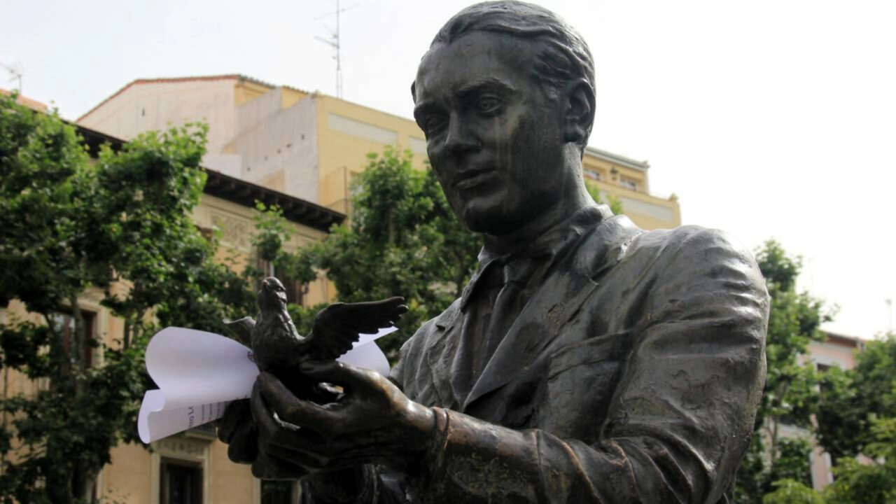 Federico García Lorca, poeta e dramaturgo espanhol Se eu estivesse com fome e indefeso na rua, não pediria pão; mas eu pediria meio pão e um livro