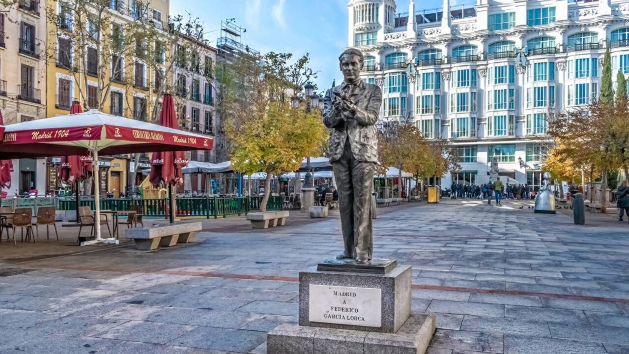 Federico García Lorca, poeta e dramaturgo espanhol: “Se eu estivesse com fome e indefeso na rua, não pediria pão; mas eu pediria meio pão e um livro”