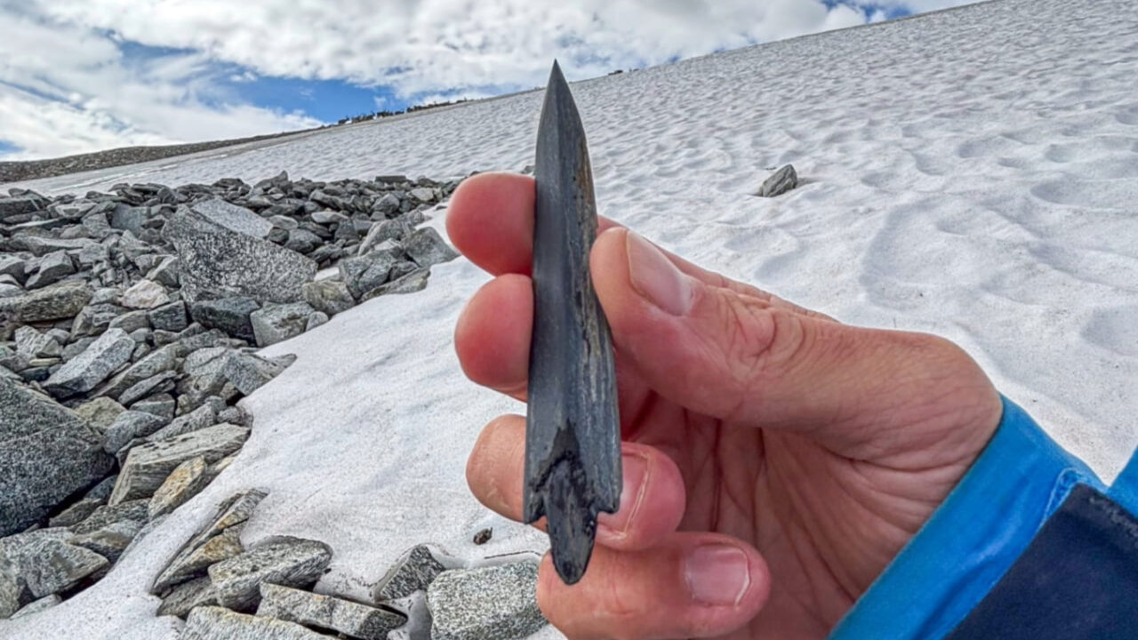 Flecha de 5.000 anos surge enquanto o derretimento do gelo das montanhas da Noruega revela achados arqueológicos mais antigos