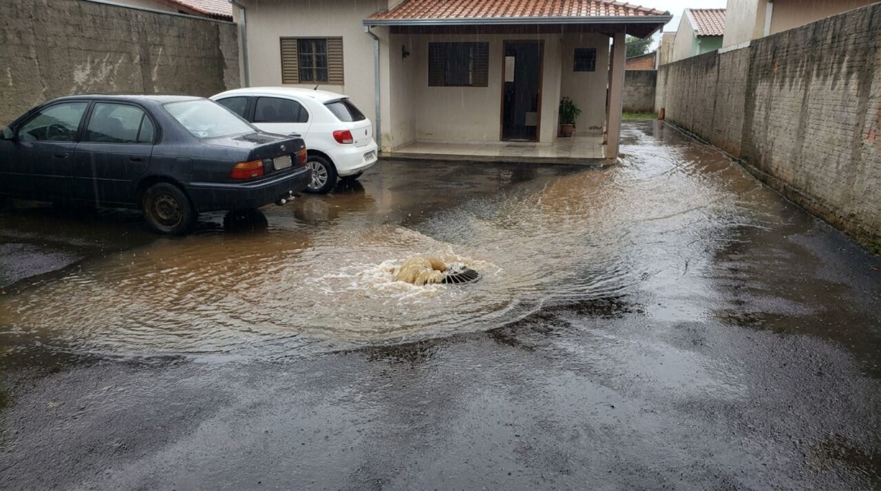 Casal transforma jardim em estacionamento e, depois da primeira chuva, carros ficam ilhados porque o único ralo não suporta o volume