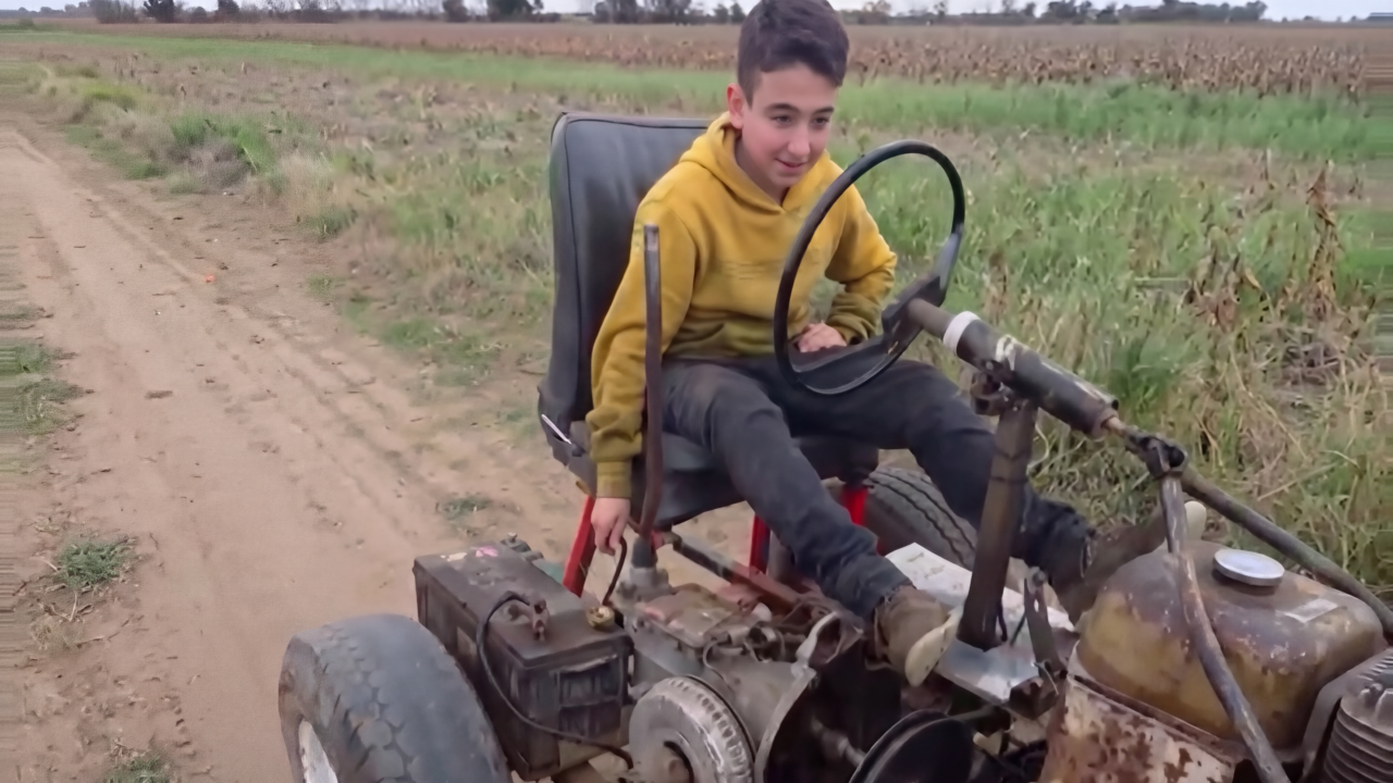 Garoto de 14 anos, mora no interior de Córdoba e construiu um trator com peças recuperadas após um tornado