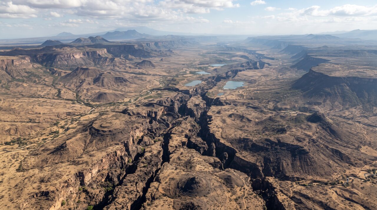 A separação tectônica do continente africano e a formação de um novo oceano.