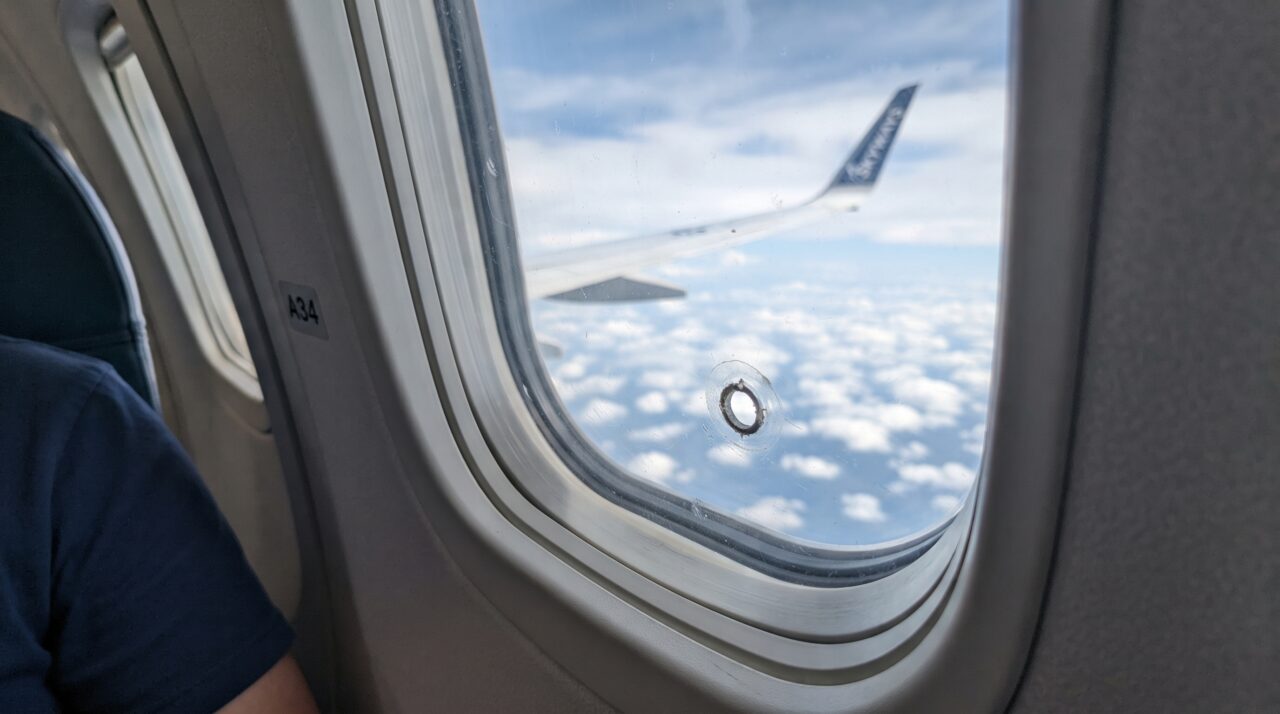 O que significa aquele pequeno furo na parte de baixo da janela do avião?