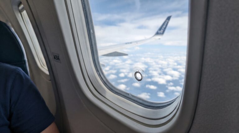A função e a importância do pequeno furo na janela do avião.