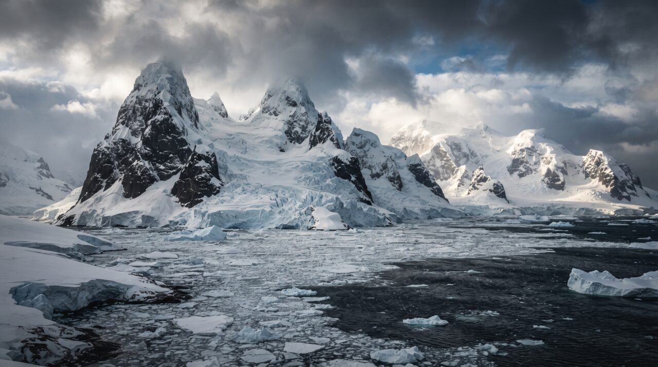O impacto das frentes tropicais que levaram bilhões de toneladas de neve para a Antártida