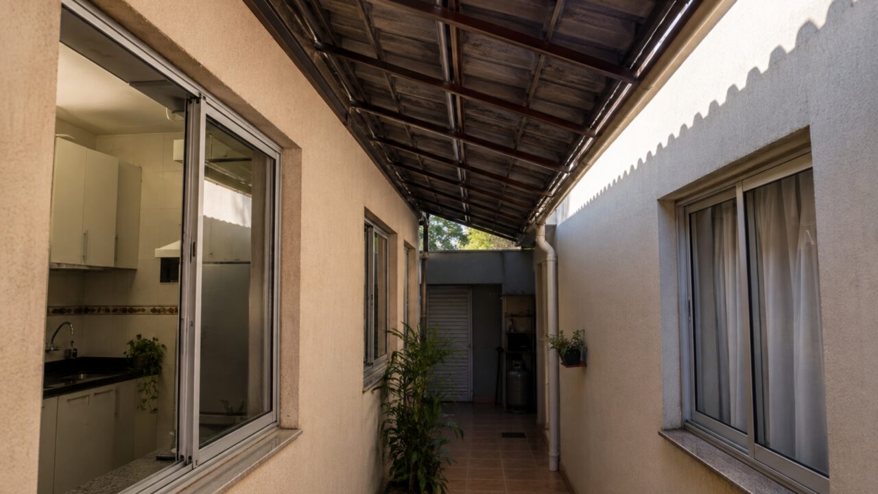 Família troca telhas transparentes do corredor por modelos escuros e cozinha vizinha fica sem luz natural pela primeira vez em 17 anos