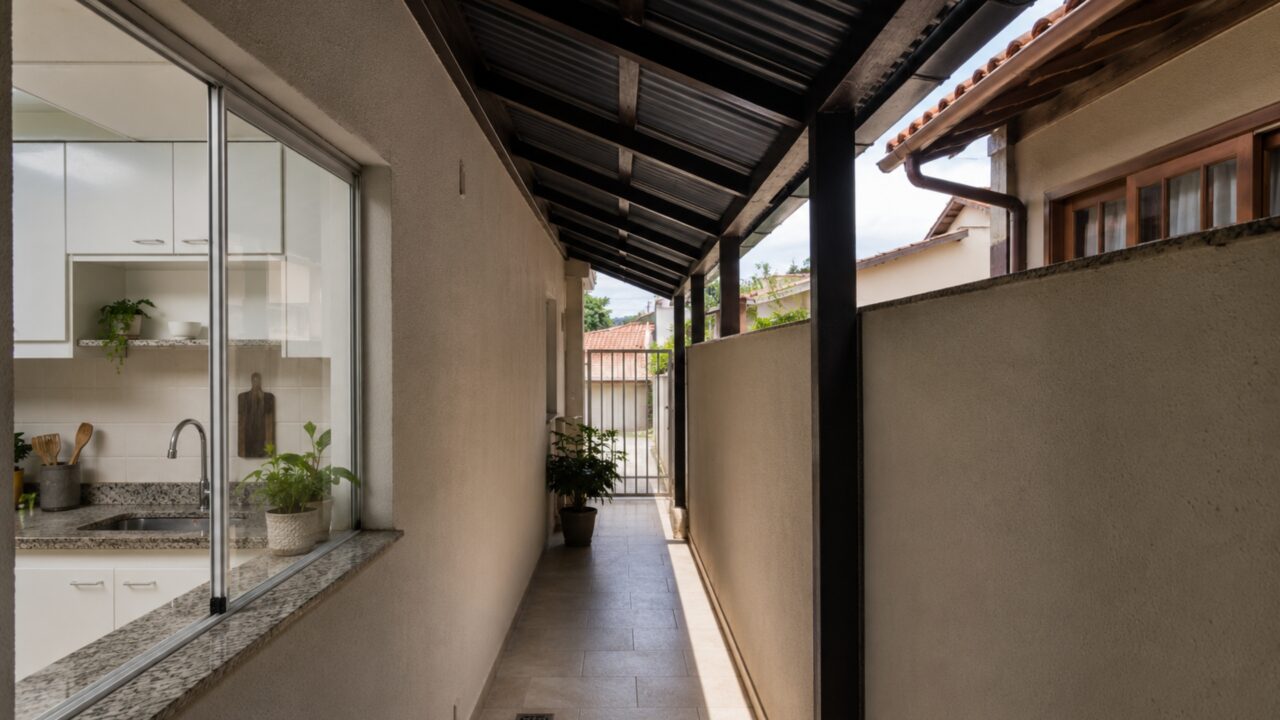 Família troca telhas transparentes do corredor por modelos escuros e cozinha vizinha fica sem luz natural pela primeira vez em 17 anos