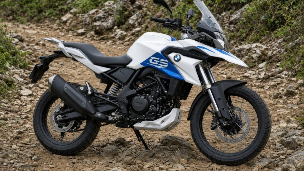 Quando a trilha aperta, pouco mais de 300 cc e dimensões menores podem ser vantagem diante de aventureiras com mais de 230 kg