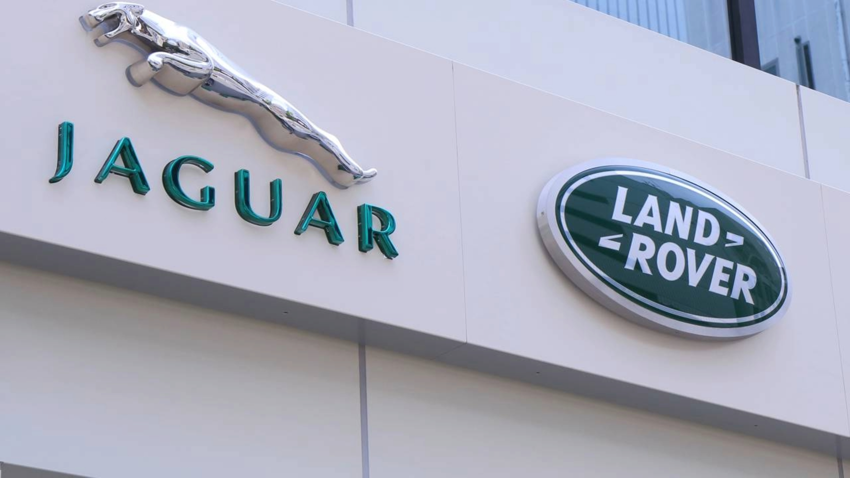 Jaguar Land Rover demite 4 mil funcionários e indústria automotiva mundial liga sinal de alerta