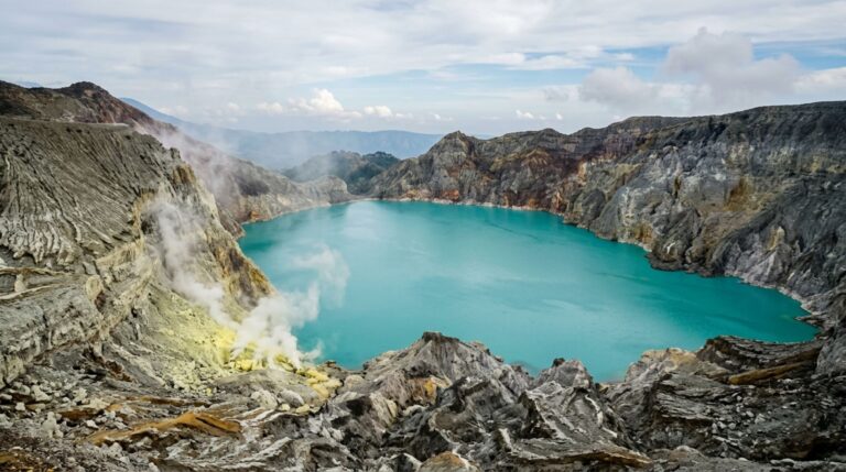 O Kawah Ijen abriga um lago hiperácido cercado por fumarolas e depósitos de enxofre em uma cratera vulcânica ativa