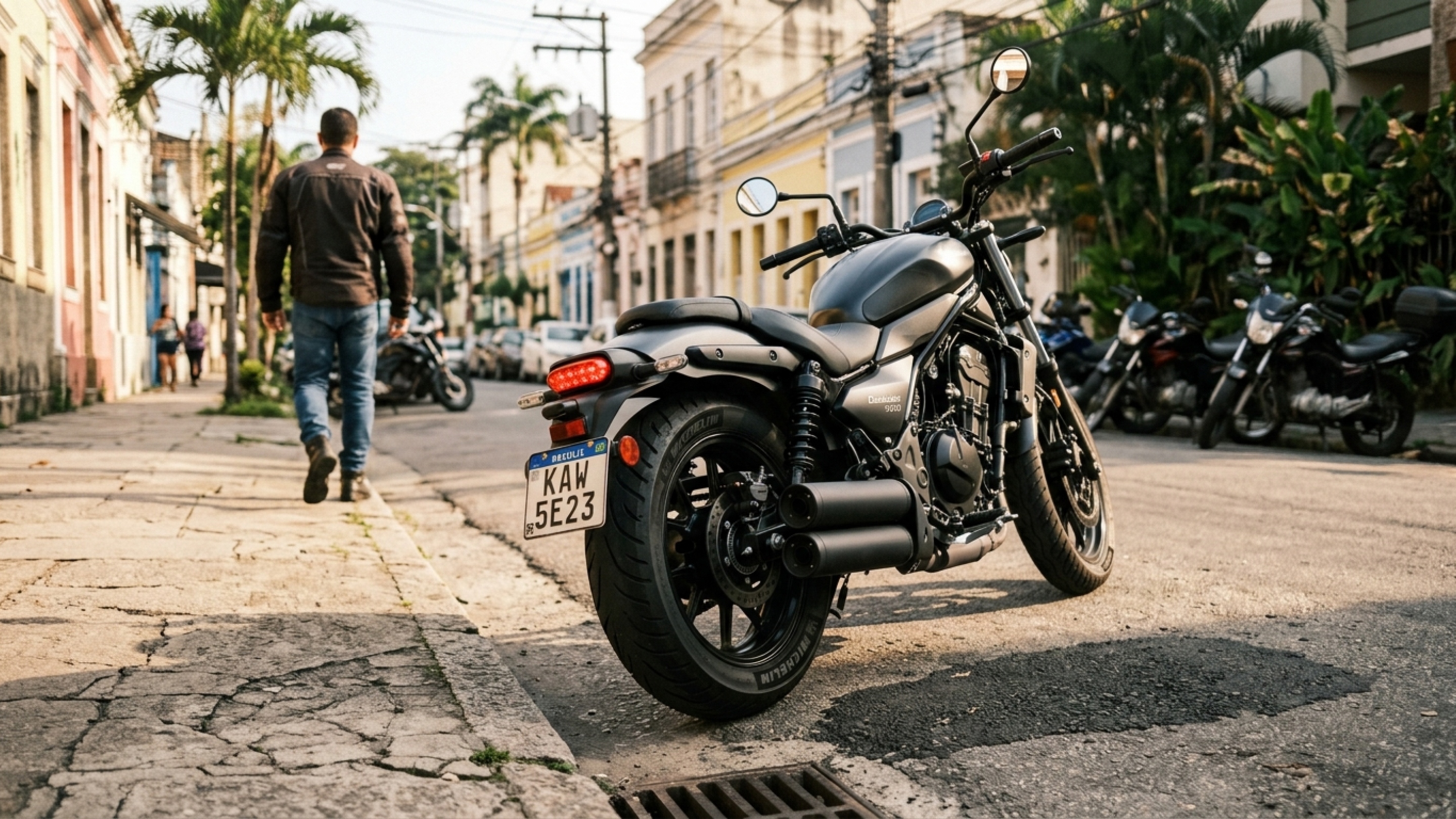 Banco a apenas 735 mm do chão acompanha motor bicilíndrico de 451 cc e 51 cv nesta custom de 177 kg pensada para facilitar paradas e manobras