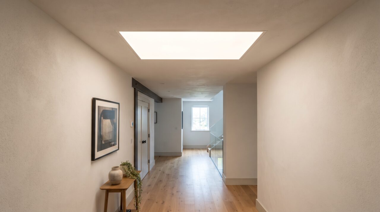 Custo e processo para modernizar o teto de gesso trocando spots antigos por painéis de LED frameless em 2026.