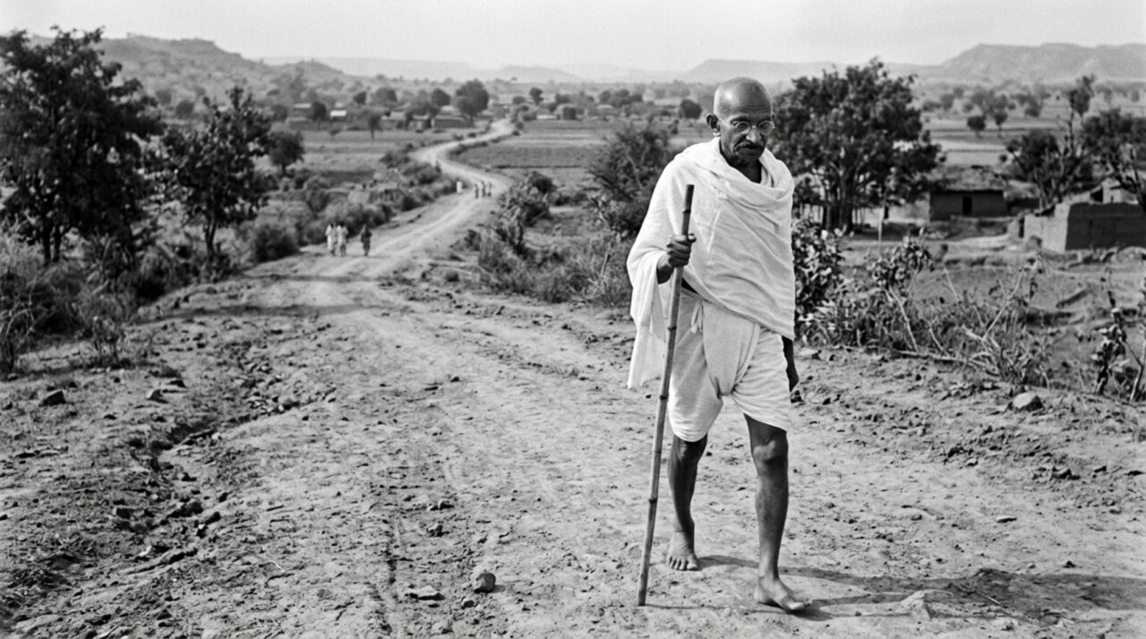 A reflexão sobre a vida de Mahatma Gandhi sobre a perseverança: “A força não vem de uma capacidade física, vem de uma vontade indomável.”