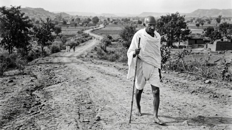 A reflexão sobre a vida de Mahatma Gandhi sobre a perseverança: "A força não vem de uma capacidade física, vem de uma vontade indomável."