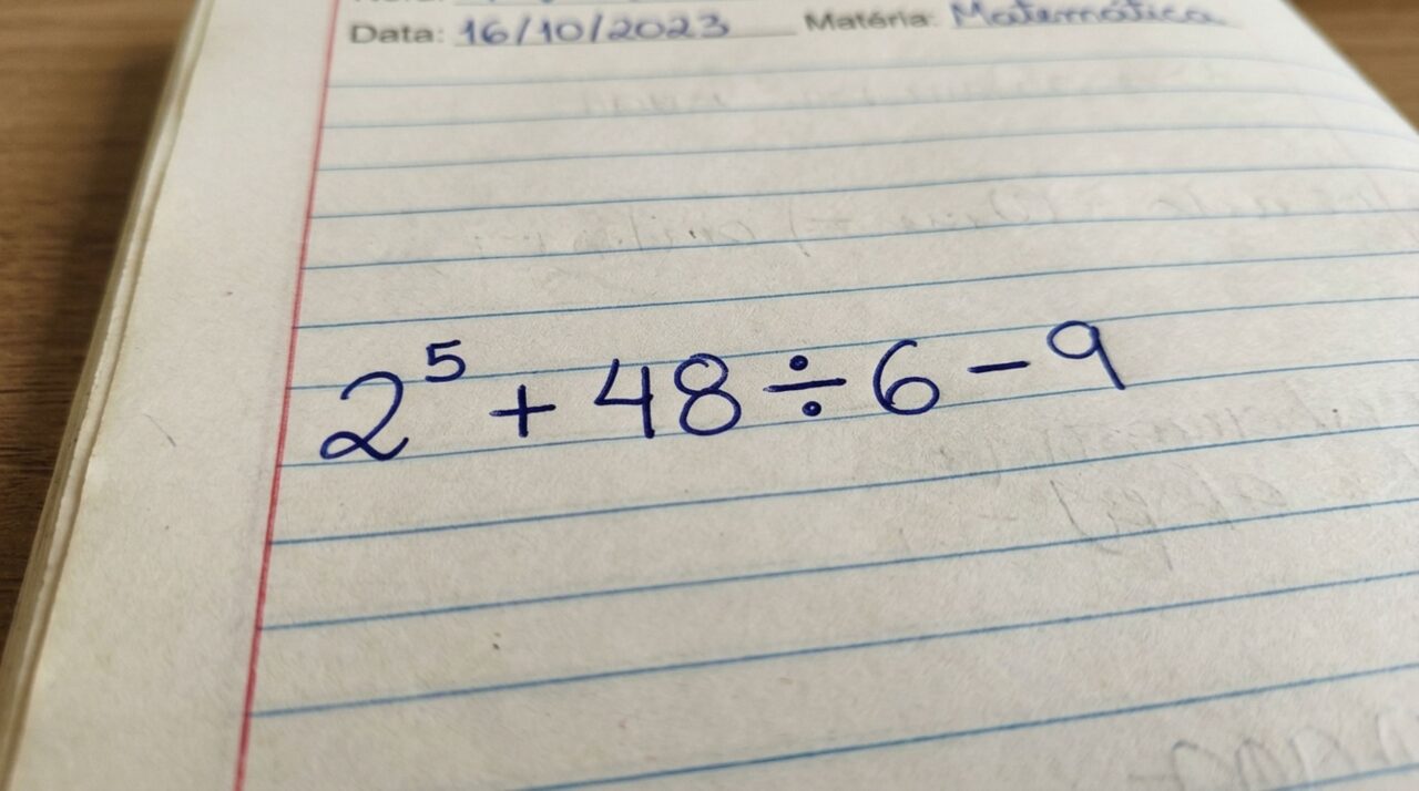 Resolva 2⁵ + 48 ÷ 6 − 9 sem calculadora e teste sua memória matemática