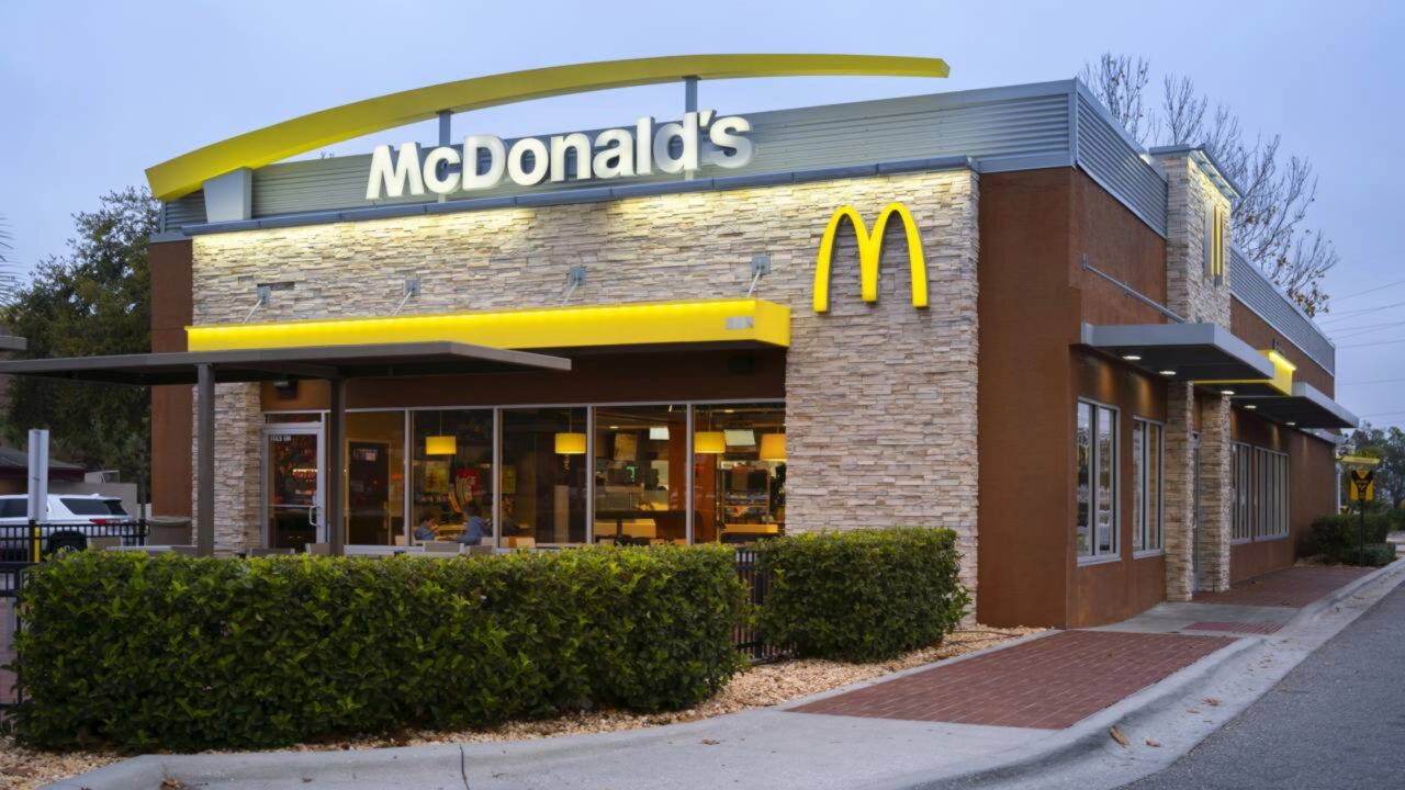 McDonald’s ficou caro demais Gigante do fast-food aposta US$ 8,5 bilhões para reconquistar clientes
