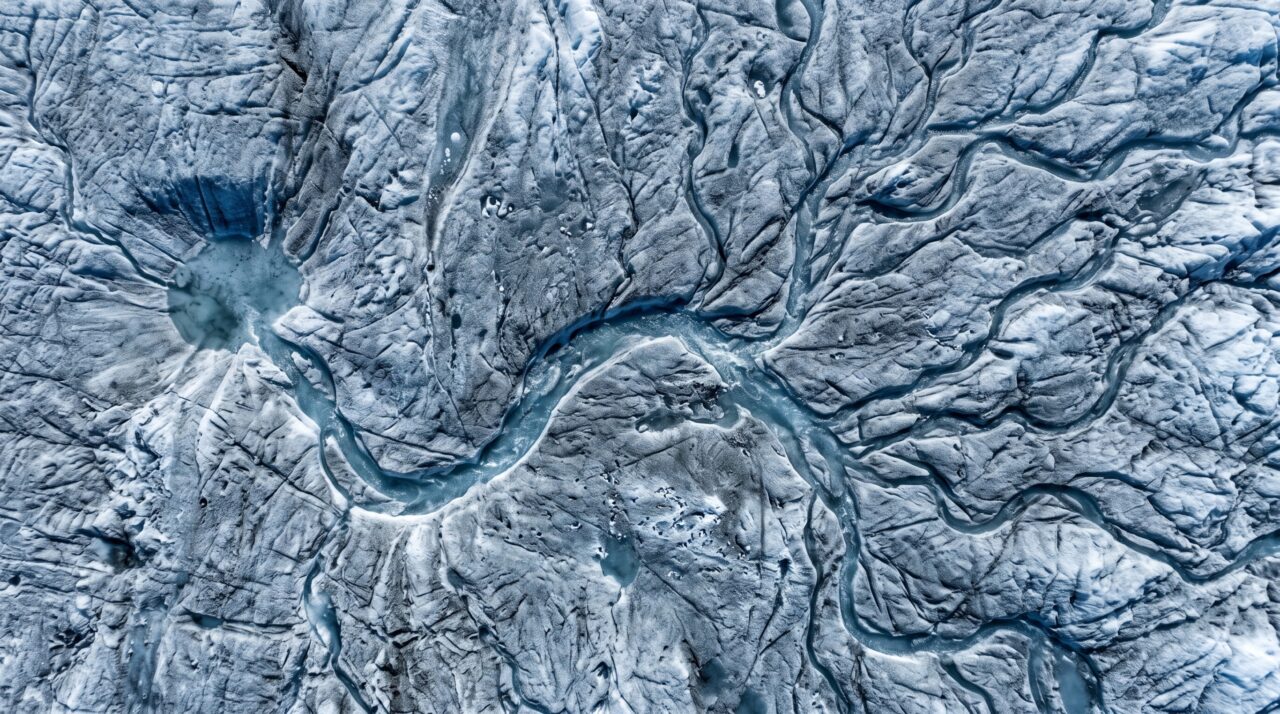 Uma camada de neve sumiu e revelou no Canadá um desenho de canais de água que parece uma impressão digital gigantesca vista do espaço