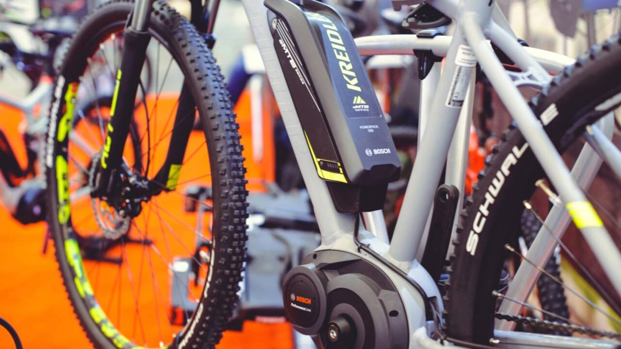 Menino de 11 anos trabalhou durante todo o verão para comprar uma bicicleta elétrica; quando foi inaugurar o presente, acabou detido pela polícia.