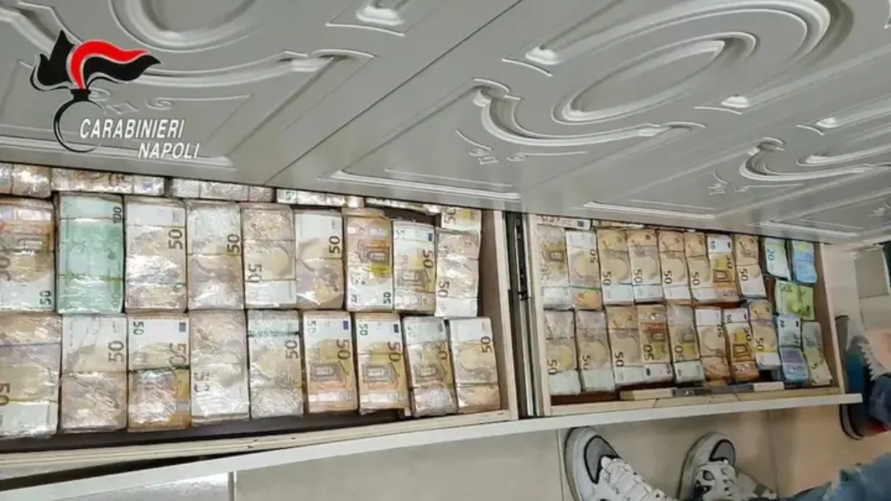 Milhões em dinheiro vivo são apreendidos em operação anti-máfia; elas estavam escondidos em azulejos e móveis