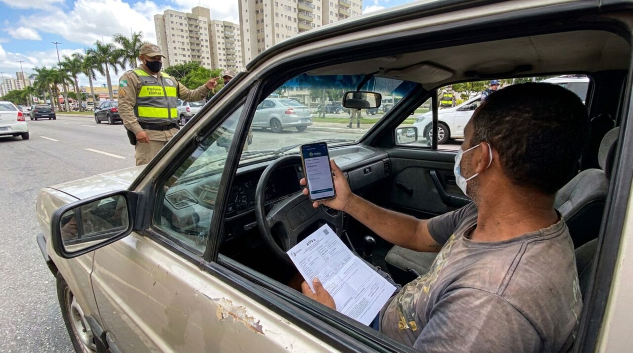 Motorista compra carro usado, é parado em blitz e descobre que o CRLV continua no nome do antigo dono, acredita que o recibo de compra resolve a situação, e a fiscalização explica como funciona a transferência