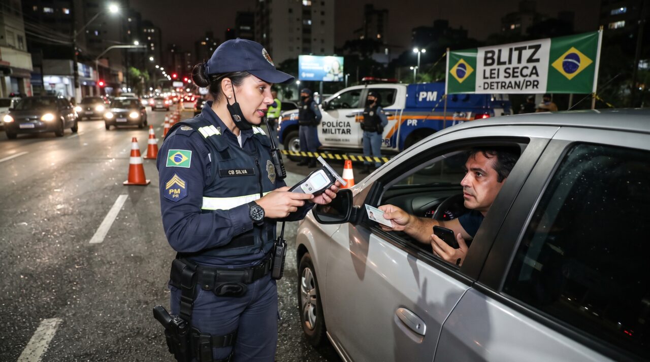 A multa e a suspensão da carteira por recusar o teste do bafômetro na blitz da Lei Seca