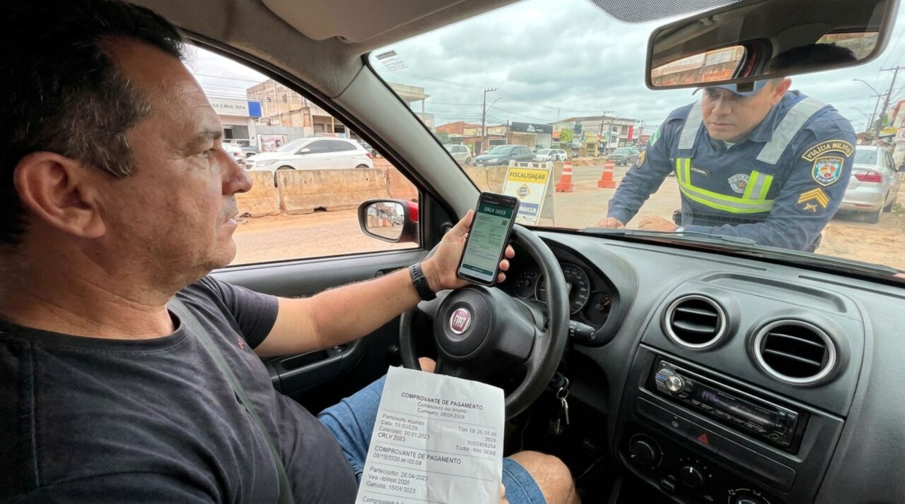 Motorista compra carro usado, é parado em blitz e descobre que o CRLV continua no nome do antigo dono, acredita que o recibo de compra resolve a situação, e a fiscalização explica como funciona a transferência