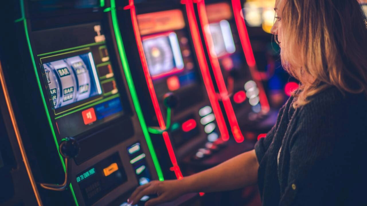 Mulher abre processo de U$ 3,8 milhões contra Casino após recusa de pagar prêmio de máquina caça-níquel