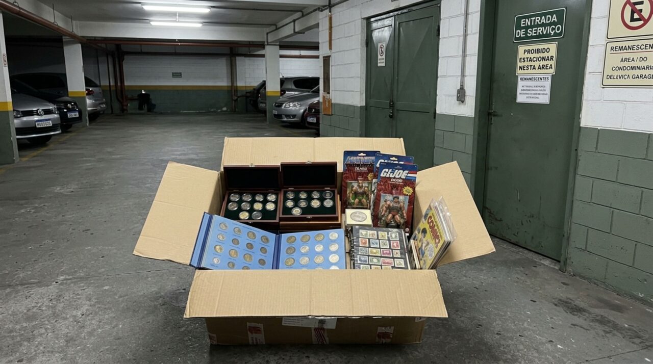 Síndico manda retirar caixas consideradas lixo da garagem, morador descobre e informa que havia valiosa coleção dentro e exige reaver seus itens, condomínio informa que é impossível pois já foram descartados e pede para negociarem indenização