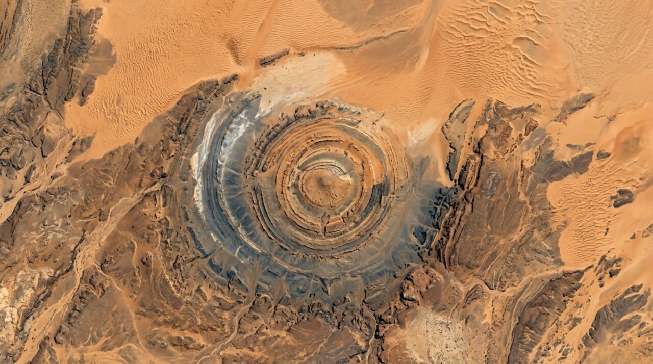Do chão parece apenas deserto, mas do espaço surge um alvo gigante de anéis concêntricos no coração da Mauritânia