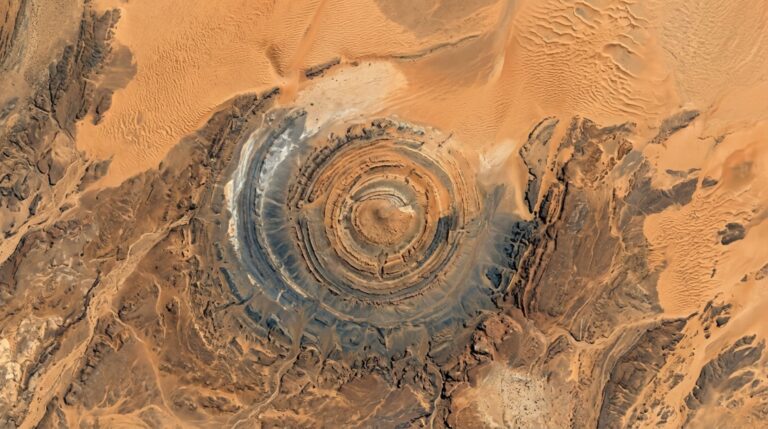 Vista do espaço, a Estrutura de Richat revela o padrão circular gigante que fez o Olho do Saara se destacar no deserto da Mauritânia