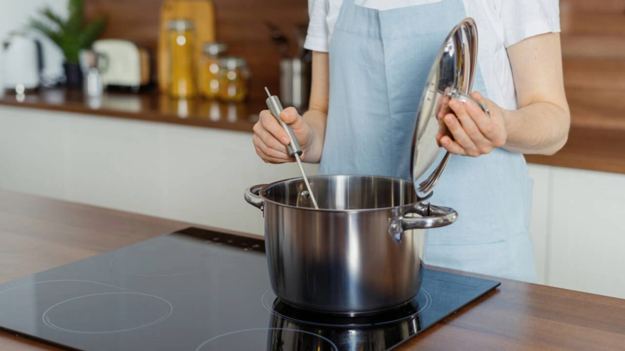 Os designers de cozinha já não instalam somente uma única placa de indução o que colocam no lugar só pode ser descoberto ao tocar na superfície.”