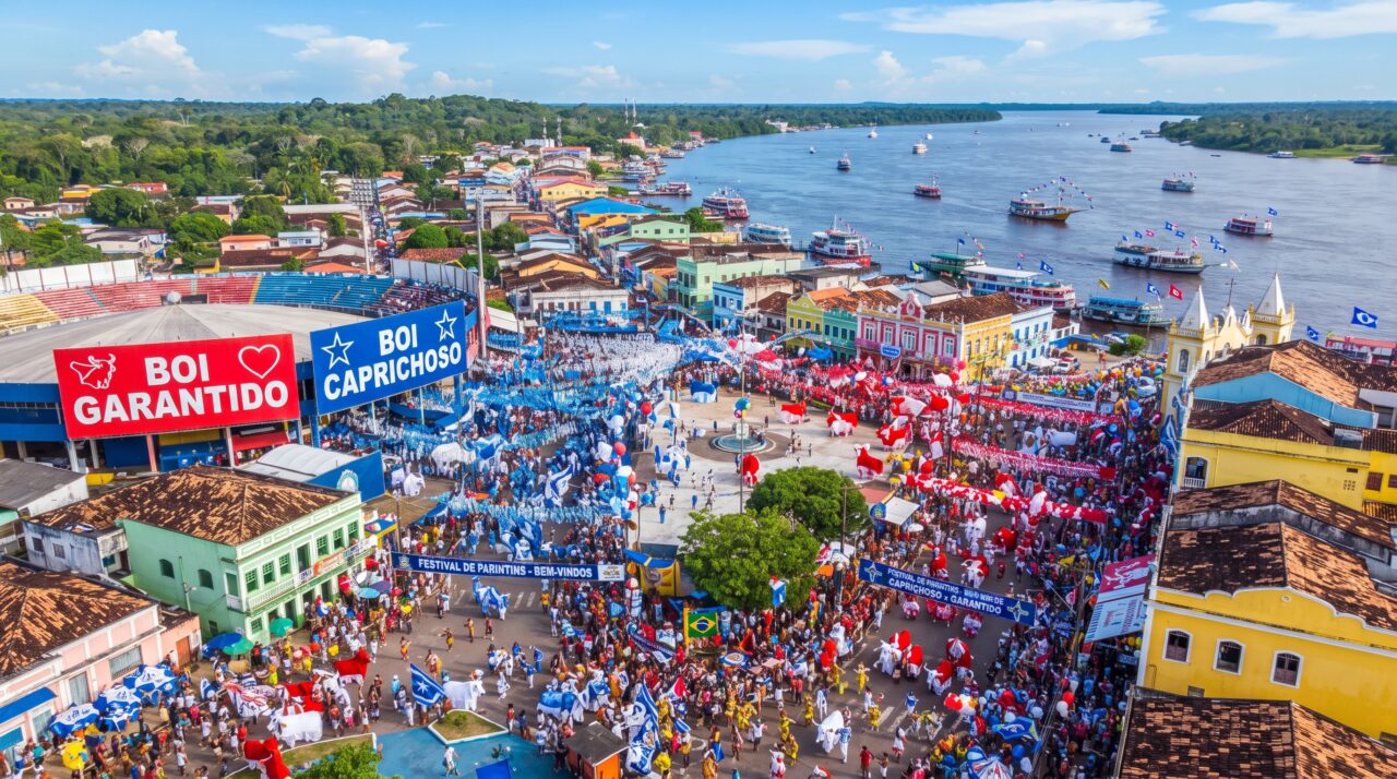 A ilha de Parintins e a tradição do maior festival folclórico do país.