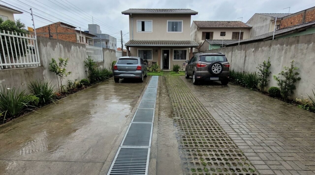 Casal transforma jardim em estacionamento e, depois da primeira chuva, carros ficam ilhados porque o único ralo não suporta o volume