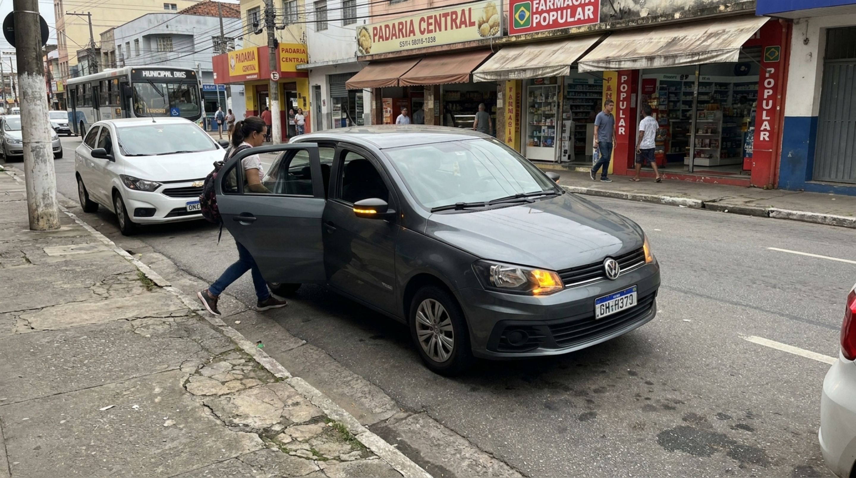 Motorista para em fila dupla só para passageiro descer rapidamente e pode acabar multado mesmo ficando poucos minutos no local
