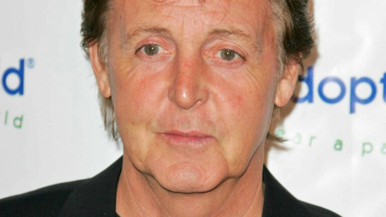Paul McCartney e uma profunda reflexão sobre o humor Tristeza não é tristeza. É felicidade de jaqueta preta