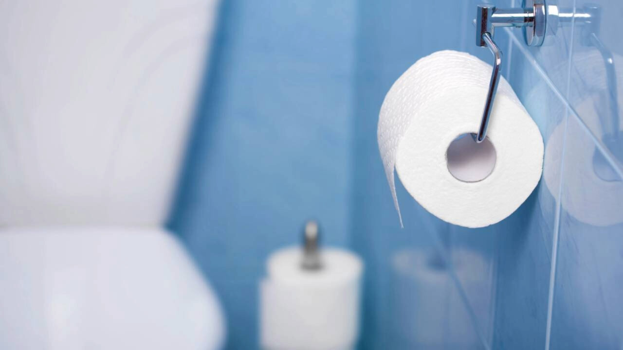 Pendurar o papel higiênico voltado para frente ou para trás qual é a forma correta e por que uma posição é recomendada