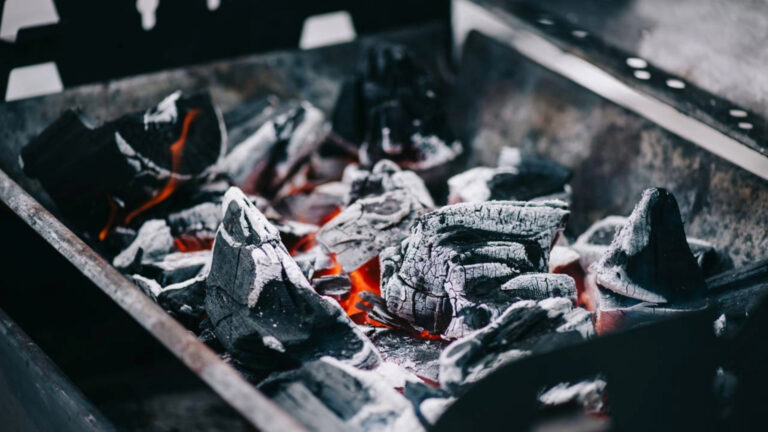 Quanto de carvão é necessário para um churrasco como calcular a quantidade de acordo com os quilos de carne