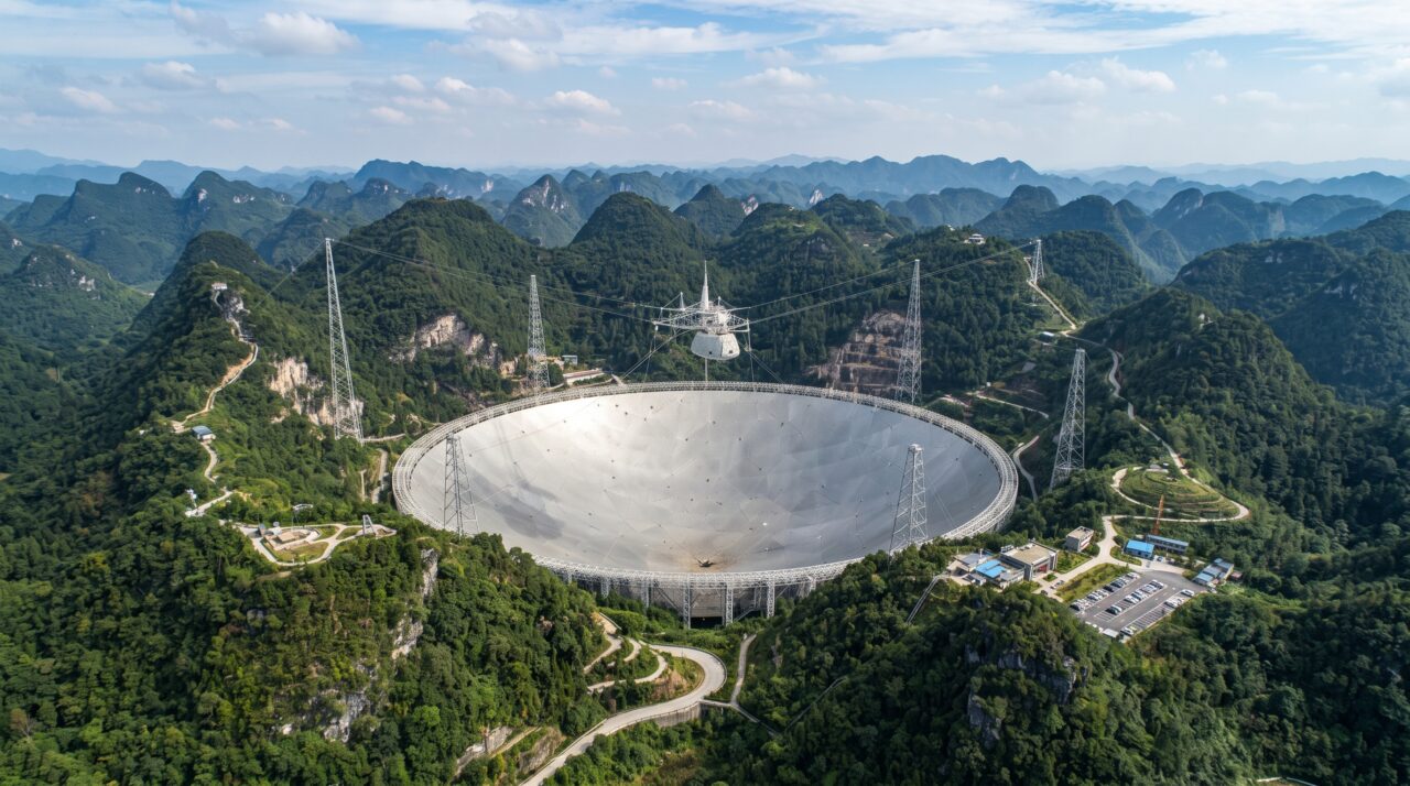 O telescópio FAST na China, o maior radiotelescópio de prato único do mundo construído em uma cratera natural