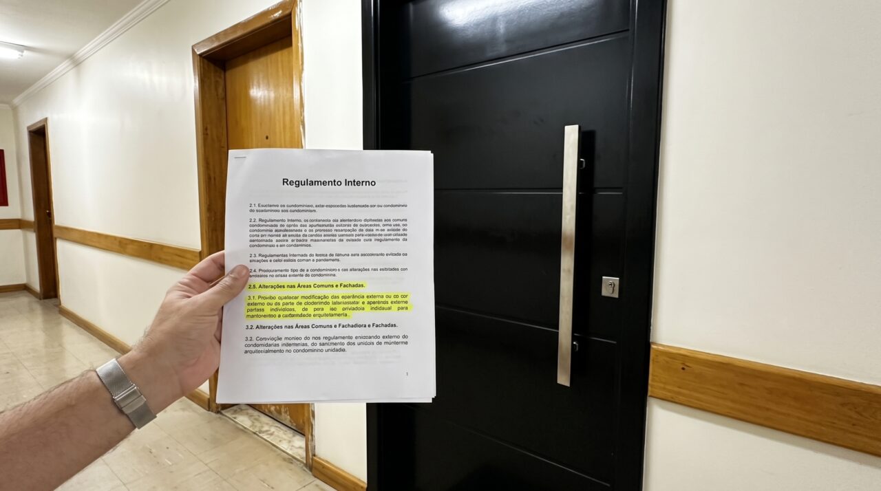 Família troca a porta de entrada do apartamento por outra cor e descobre que o lado voltado ao corredor pode estar sujeito à padronização