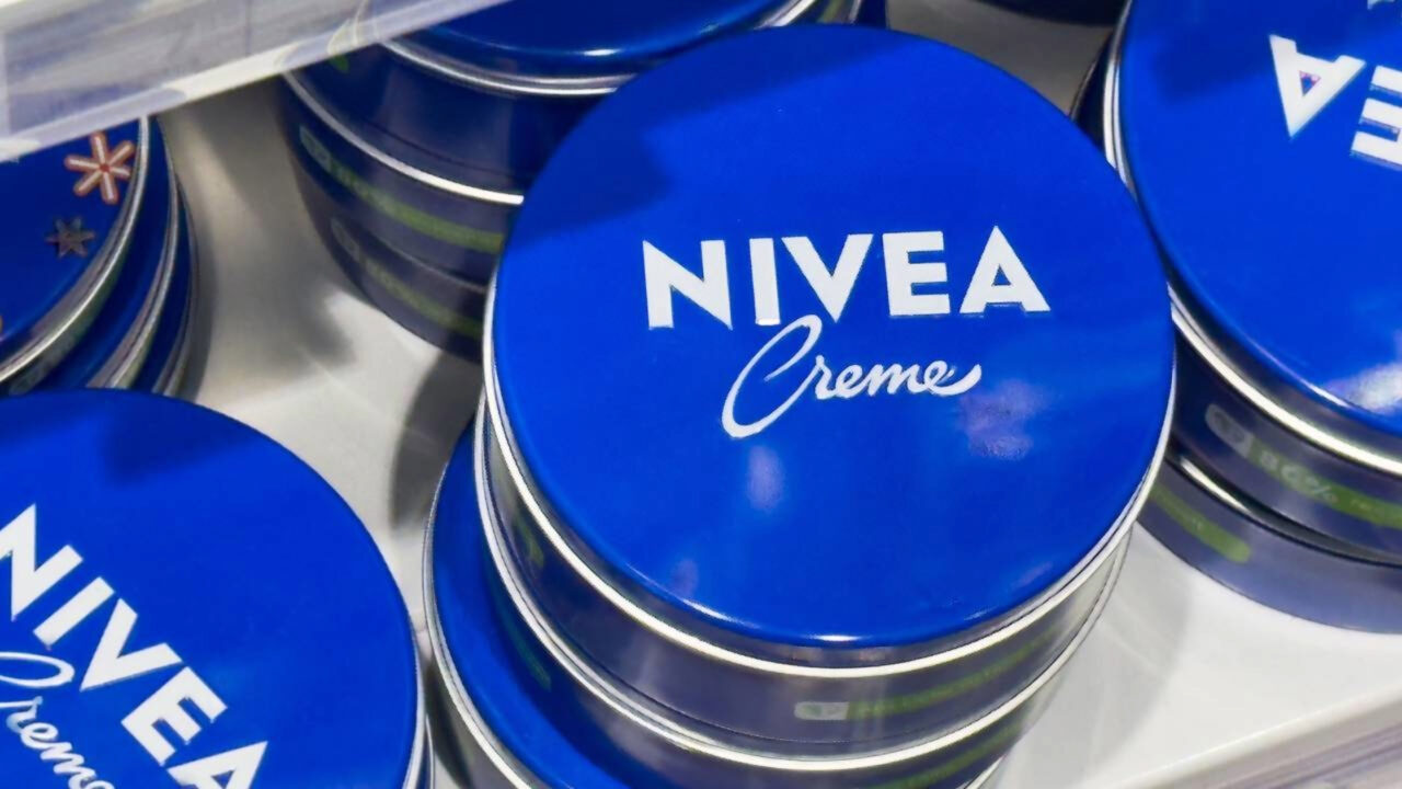Roger Nebot, renomado farmacêutico O creme Nivea da lata azul não é recomendado como creme de máscara facial, mas em peles muito secas pode rapidamente se traduzir em uma sensação maior de conforto, maciez e proteção