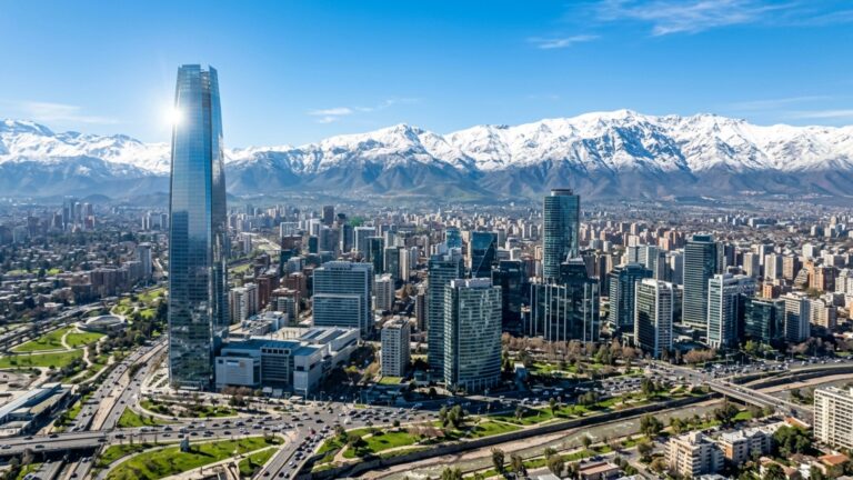 Capital sul-americana cercada pelos Andes mistura prédios modernos, metrô, vinícolas próximas e montanhas visíveis de vários bairros