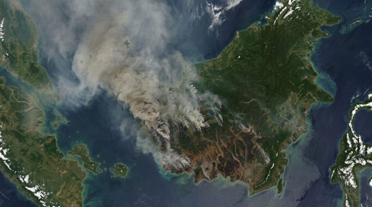 Fumaça escureceu o céu de Bornéu enquanto incêndios subterrâneos continuavam queimando turfa mesmo longe das chamas visíveis