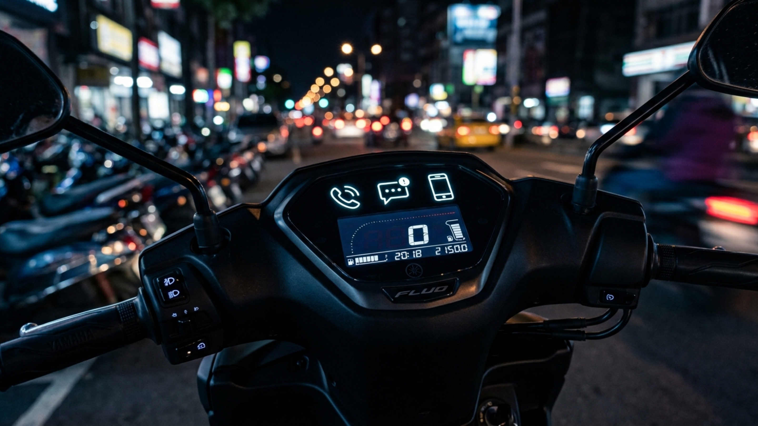 Scooter híbrida guarda capacete em 25 litros, abastece sem levantar o banco e recebe ajuda elétrica nas arrancadas